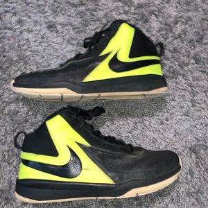 Nike Team Hustle 7 size 6.5y